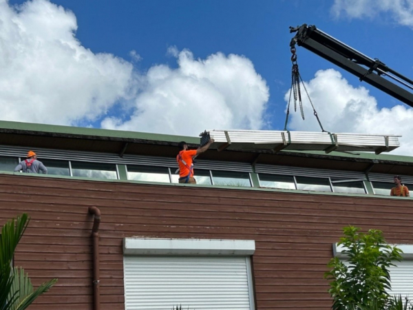 Livraison des panneaux solaires. © Jacqueline Réminy.jpg